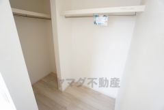 同仕様写真。収納力豊富なウォークインクローゼット付き。洋服や小物などを1箇所にまとめて美しい収納を実現します。