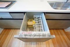 家事の時間が短縮できる食器洗浄乾燥機付。後片付けもラクラクです。 食器を洗う手間が減るので家族とのコミュニケーションの時間や自分の時間が増えますね。