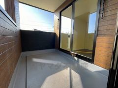 幅広のインナーバルコニーは洗濯物を守りやすく、眩しすぎる日差しも和らげます。 南側に面した大型のバルコニーは日当たり良好です。お洗濯物も気持ちよく干せそうです。