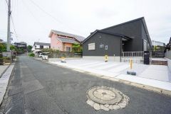 前面道路は交通量が少なく小さなお子様がいるご家庭でも安心です＾＾西側公道4.8ｍ。イオン穂波ショッピングセンターまで徒歩5分。車で約1分（350ｍ）