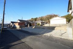 道幅が広く、車通勤の方や買い物などでの車の出し入れも楽々できて嬉しいですね。