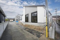 食器洗浄乾燥機、浴室暖房乾燥機、温水洗浄便座標準装備。田川バイパスまで車で約5分（350ｍ）遠出のお出かけや通勤に便利＾＾