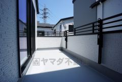 南向きで日当たりの良いバルコニー。お洗濯物も気持ちよく干せそうです。