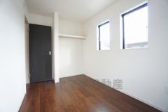 住む人のこだわりを活かす洋室＾＾日当たりがよく、寝室としての利用もおすすめ。WICもあり荷物もすっきり片付けれ、ゆとりのある暮らしが出来ます＾＾