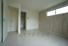 住む人のこだわりを活かす洋室＾＾日当たりがよく、寝室としての利用もおすすめ。広めのクローゼットもあり荷物もすっきり片付けれ、ゆとりのある暮らしが出来ます＾＾