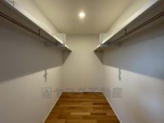 収納力豊富なウォークインクローゼット付き。洋服や小物などを1箇所にまとめて美しい収納を実現します。