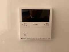 給湯器リモコンはキッチン横からボタンひとつで操作が楽々。通話ボタン付きでお子様とも会話ができて安心です。