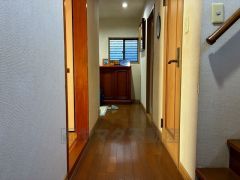 奥行きのある廊下は壁に絵を飾るなどの装飾が可能で、視覚的な楽しみを作れます。