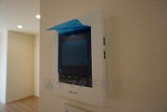 防犯はもちろん、セールスマン対策にもなるモニター付きインターホンです。 来訪者の顔が見えるので安心ですね＾＾