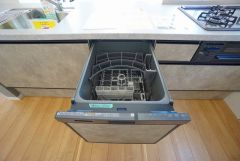 家事の時間が短縮できる食器洗浄乾燥機付。後片付けもラクラクです。 食器を洗う手間が減るので家族とのコミュニケーションの時間や自分の時間が増えますね。