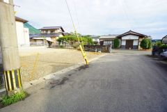 並列駐車4台分＾＾前面道路は広々西側公道約6ｍ。 車通りが少ないため、小さなお子様がいるご家庭でも安心です＾＾