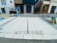 カースペースは並列駐車2台付きです。 並列駐車で駐車がスムーズにできます＾＾ 敷地面積広々50坪。