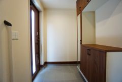 たっぷり収納できるシューズボックスです。家族全員の靴がきれいに整頓できます。棚の上にお花や写真を飾っても良いですね。