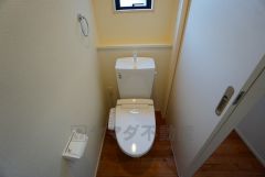 ウォシュレット付トイレです。節水機能もあるので、安心して使えますね。もちろん、1階2階の2ヶ所にトイレがあるので、忙しい朝にもゆとりができますね。