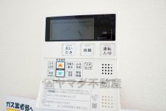 キッチン横からお湯張り、追い炊き、足し湯がボタン一つで楽々操作できる給湯機リモコンです＾＾忙しい夕飯の準備の時間帯に重宝しますね。