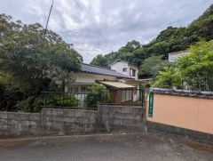 ゆとりある間取りと敷地が魅力の一戸建て。築年数は経過していますが、広さを活かして、ご家族の暮らしに合わせた住まいづくりが可能です。