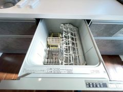 家事の時間が短縮できる食器洗浄乾燥機付。後片付けもラクラクです。 食器を洗う手間が減るので家族とのコミュニケーションの時間や自分の時間が増えますね。