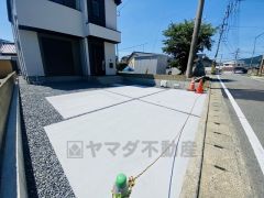 カースペースは停めやすい並列駐車2台付きです。 前面道路は6ｍ以上と広く、駐車がスムーズにできます＾＾