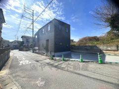 前面道路は公道南東側約4.7ｍ。 大型車の通行がなく、騒音や振動が少ないので静かで快適な生活を送れます。