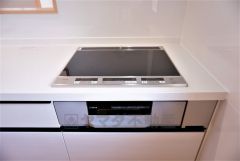 同仕様写真。汚れてもサッとふける、お手入れのしやすいIHクッキングヒーター。オール電化なので経済的です。