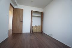 木目調のシンプルデザインで落ち着きと安らぎの空間に仕上げています。各部屋に収納が完備されているので、お荷物が多くなっても安心の設計です。