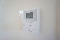 防犯性、セキュリティ対策に安心できるテレビモニター付きインターフォンです。セールスマン対策にもなり安心できます。