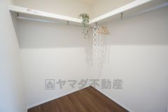 収納力豊富なウォークインクローゼット付き。洋服や小物などを1箇所にまとめて美しい収納を実現します。