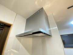 調理により発生する油煙や臭いを吸い込み、屋外へ排気してくれます。