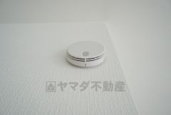 火災発生をいち早く知らせてくれる火災報知器は標準装備です。