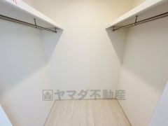 収納力豊富なウォークインクローゼット付き。洋服や小物などを1箇所にまとめて美しい収納を実現します。