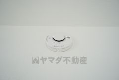 火災による煙や熱を感知して、警報音やブザー等で火災の発生を知らせてくれる火災警報器。