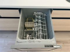 家事の時間が短縮できる食器洗浄乾燥機付。後片付けもラクラクです。 食器を洗う手間が減るので家族とのコミュニケーションの時間や自分の時間が増えますね。