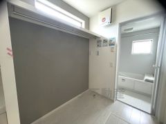 便利な洗面室収納。散らかりがちなバスタオルや清掃用品、化粧品や予備のシャンプー等もきれいに整頓できますね。