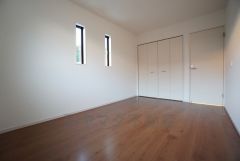 同仕様写真。木目調のシンプルデザインで落ち着きと安らぎの空間に仕上げています。各部屋に収納が完備されているので、お荷物が多くなっても安心の設計です。