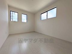 2面採光を確保した明るい室内は、風通しも良く、大変居心地の良い空間となっております。爽やかな風を感じて起きる朝は、快適生活の始まりに。