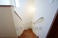 ご年配の方でも安心できる、手すり付き階段です＾＾段差も低めで設定されてますので安全性にも優れてますね＾＾