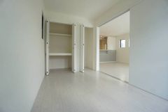 明るい洋室です。ナチュラル色のフローリングで開放的な優しい雰囲気になっています＾＾ベッドや机、ＴＶを置いてもゆとりのある広さです。