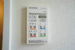 雨の日の洗濯も安心できる浴室暖房乾燥機付き浴室。リモコンで操作もボタン1つで簡単。 浴室暖房乾燥機には、暖房、乾燥、涼風、換気の4つの機能が付いています。タイマー付きです。