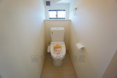 ウォシュレット付トイレです。節水機能もあるので、安心して使えますね。もちろん、1階2階の2ヶ所にトイレがあるので、忙しい朝にもゆとりができますね。