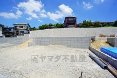 カースペースは停めやすい並列駐車2台付き。ご夫婦で1台ずつ所有できます＾＾ 前面道路は6ｍと駐車がスムーズにできます＾＾