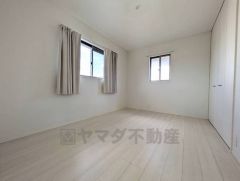 明るい洋室です。木目のフローリングで開放的な優しい雰囲気になっています＾＾ベッドや机、ＴＶを置いてもゆとりのある広さです。