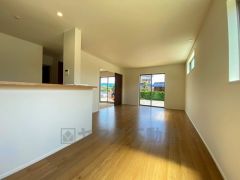 大きな窓のあるリビングは、陽光あふれる明るい空間です。居心地良く、ご家族皆がゆったり寛げる憩いの空間となりそうです。