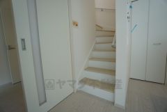 ご年配の方でも安心できる、手すり付き階段です＾＾段差も低めで設定されてますので安全性にも優れてますね＾＾