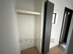 クローゼットも完備されており、玄関収納も問題ありません。ゴルフバッグやベビーカーなども収納できる広さです＾＾