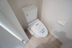 温水洗浄機付トイレです。節水機能もあるので、安心して使えますね。もちろん、1階2階の2ヶ所にトイレがあるので、忙しい朝にもゆとりができますね。