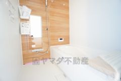 1坪サイズの浴室は、足をのばしてリラックスできます。浴室乾燥機付きなので、雨の日も気にせず洗濯物が干せます。