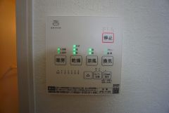 雨の日の洗濯も安心できる浴室暖房乾燥機付き浴室。リモコンで操作もボタン1つで簡単。 浴室暖房乾燥機には、暖房、乾燥、涼風、換気の4つの機能が付いています。タイマー付きです。
