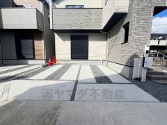 カースペースは停めやすい並列駐車2台分を確保＾＾ ご夫婦で1台ずつ所有出来ます＾＾ スーパーやコンビニなども近く周辺環境充実。