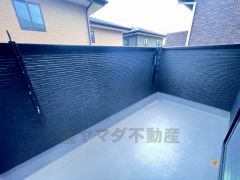 お洗濯物を干すスペースとしても十分な広さがあります。  お天気の良い日はお洗濯物がよく乾きそうな日当たり良好のバルコニー＾＾