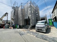 前面道路は交通量が少なく小さなお子様がいるご家庭も安心です＾＾ 全棟カースペースは2台付き。ご夫婦で1台づつ所有できます＾＾